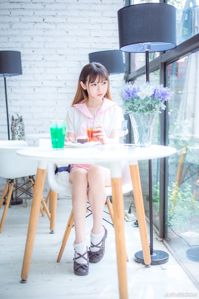 连续不断的刺击，陈到周围本已经淡去的江水瞬间红了一片，握着枪杆呃手却死死地攥着，感受着浑身残存的力气如同潮水般流失，陈到突然怒喝一声，在那名江东将士惊骇的目光里，生生的将枪杆折成两端，瞪圆的双目中，瞳孔渐渐失去了焦距……